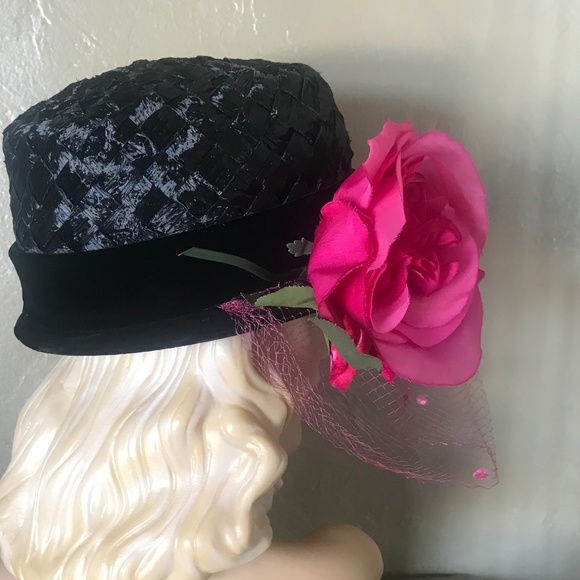 ELEGANT VINTAGE BLACK STRAW HAT WITH FUCHSIA FLOWER AND DOTTED VEIL main image 10